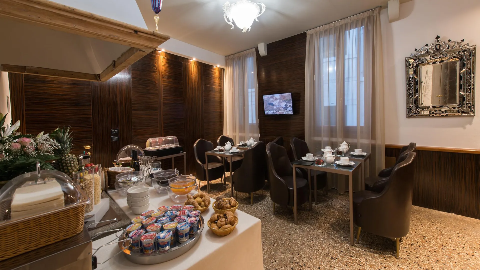 Locanda Leon Bianco On The Grand Canal Venedik Konukevi